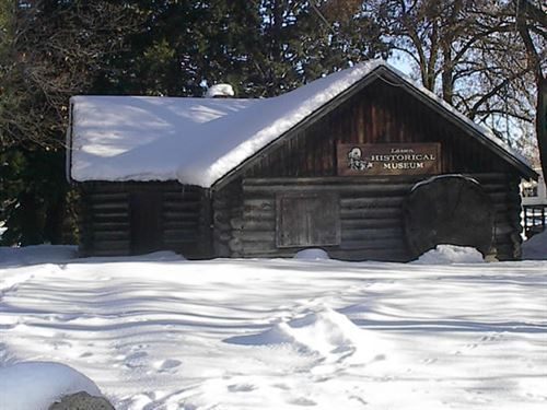 A log building with a sign that reads, "Lassen Historical Museum"